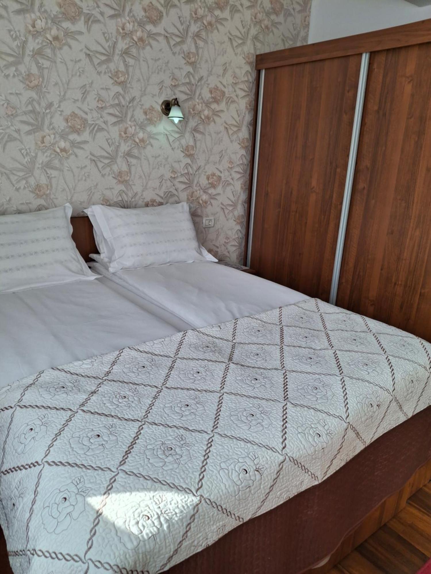 Garsoniera Strada Bucegi Leilighet Sibiu Eksteriør bilde